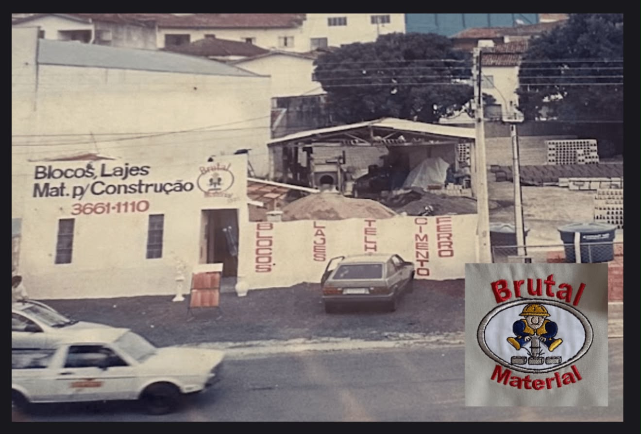 Foto antiga da primeira loja Brutal Materiais de Construção, em Espírito Santo do Pinhal, com a fachada anunciando blocos, lajes e materiais para construção.