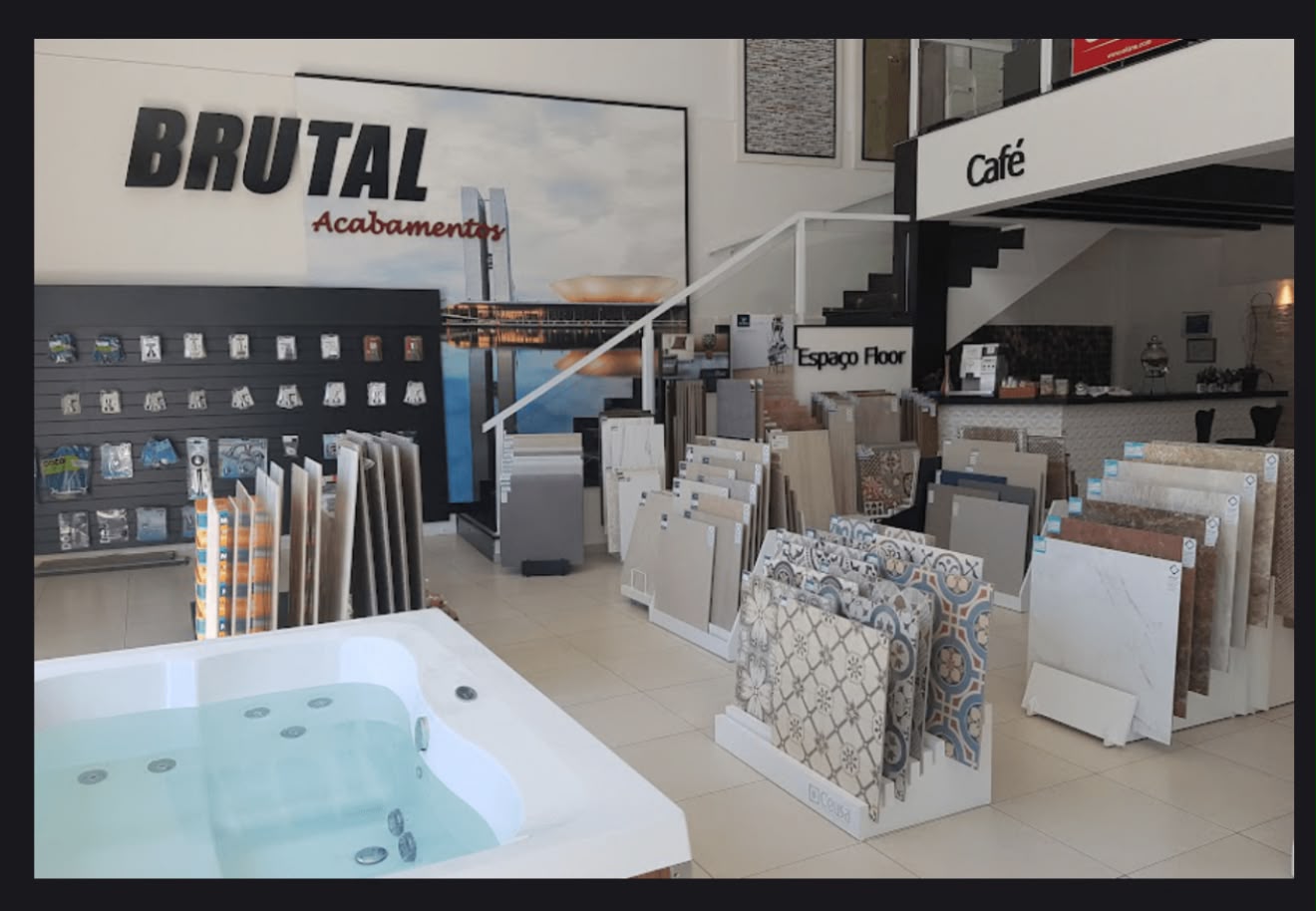 Interior da primeira loja Brutal Acabamentos, em São João da Boa Vista, com exposição de porcelanatos, revestimentos e uma banheira.