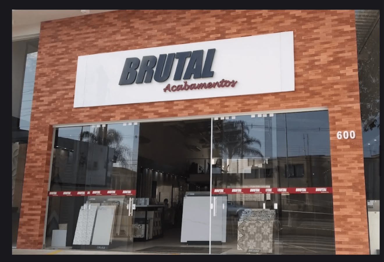 Fachada de tijolos aparentes da loja Brutal Acabamentos no bairro Mantiqueira, em São João da Boa Vista.